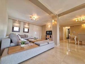 un salon avec un canapé et une table dans l'établissement Serenity Heights Ioannina, à Neochorópoulon