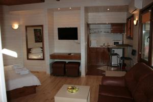 TV a/nebo společenská místnost v ubytování Tora Bora Guest House