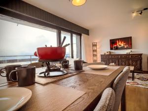 einem Holztisch mit einer roten Schale darüber in der Unterkunft Apartment Swiss Alps view Aiglon H2 by Interhome in Nendaz
