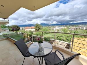 un balcon avec une table et des chaises et une vue dans l'établissement Serenity Heights Ioannina, à Neochorópoulon