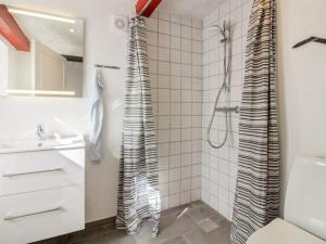 y baño con cortina de ducha y lavamanos. en Holiday Home Odeta - all inclusive - 25km from the sea by Interhome en Højer