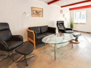 sala de estar con sofá, sillas y mesa de cristal en Holiday Home Odeta - all inclusive - 25km from the sea by Interhome en Højer
