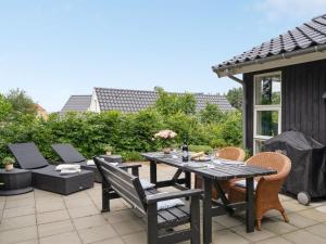 een tafel en stoelen op een patio bij Holiday Home Jörgen - all inclusive - 100m from the sea by Interhome in Esbjerg