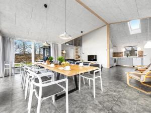 Holiday Home Talida - all inclusive - 12km from the sea by Interhome في Oksbøl: غرفة طعام ومطبخ مع طاولة وكراسي