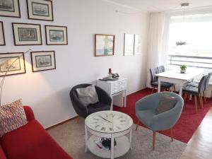 ダンプにあるApartment Ostsee-Residenz by Interhomeのソファと椅子とテーブルのあるリビングルーム