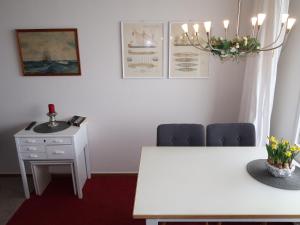 ダンプにあるApartment Ostsee-Residenz by Interhomeの白いテーブルと椅子2脚と机のある部屋 +17枚の写真