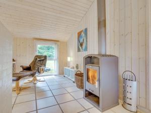 een woonkamer met een open haard in de hoek van een kamer bij Holiday Home Aviaja - all inclusive - 12km from the sea by Interhome in Oksbøl