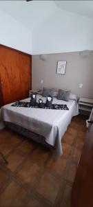 sypialnia z dużym łóżkiem w pokoju w obiekcie Hotel Sebari w mieście Villa Carlos Paz