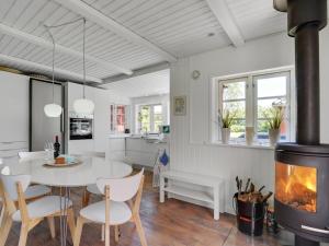 cocina y comedor con chimenea en Holiday Home Soile - all inclusive - 12km from the sea by Interhome en Oksbøl