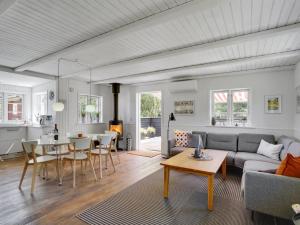 uma sala de estar com um sofá e uma mesa em Holiday Home Soile - all inclusive - 12km from the sea by Interhome em Oksbøl