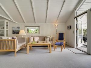 uma sala de estar com um sofá e uma mesa em Holiday Home Jannick - all inclusive - 1-5km from the sea by Interhome em Blåvand