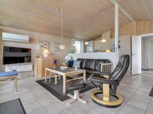 uma sala de estar com um sofá e uma mesa em Holiday Home Nadia - all inclusive - 1-7km from the sea by Interhome em Blåvand