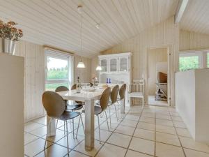 uma sala de jantar com mesa e cadeiras em Holiday Home Aviaja - all inclusive - 12km from the sea by Interhome em Oksbøl