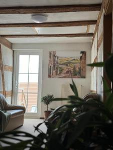 ein Wohnzimmer mit einem Sofa und einem Fenster in der Unterkunft Gasthaus Hecht in Orsingen-Nenzingen