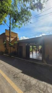 einen Bahnhof an der Straßenseite in der Unterkunft Chácara super aconhegante in Vila Velha