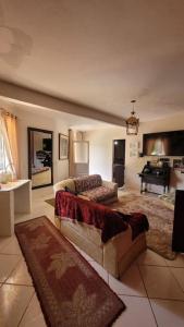 ein Wohnzimmer mit einem Sofa und einem Tisch in der Unterkunft Chácara super aconhegante in Vila Velha