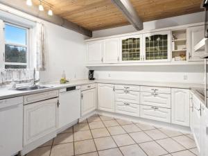 Virtuvė arba virtuvėlė apgyvendinimo įstaigoje Holiday Home Undis - all inclusive by Interhome