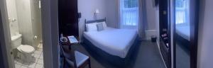 Llit o llits en una habitació de Commodore Hotel