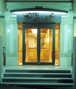 a hotel vault entrance with stairs in front of a building at Hotel De La Ville in Saint Vincent