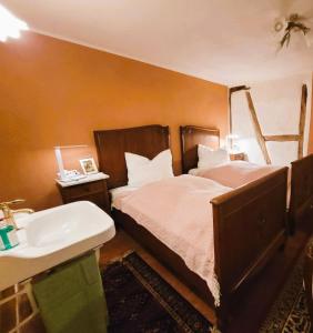 Un pat sau paturi într-o cameră la Steinau