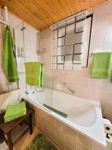 baño con bañera y toalla verde en Steinau en Steinau an der Straße