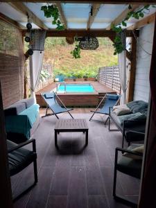 a screened in porch with a pool in the middle at Villa cosy, piscine et plage. in Les Trois-Îlets