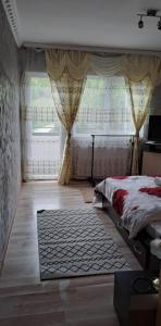 Un pat sau paturi într-o cameră la Casa de vacanță MARA emd