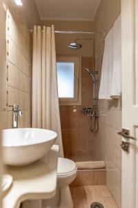 A bathroom at STUDIO SPYROS