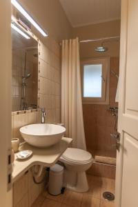 A bathroom at STUDIO SPYROS