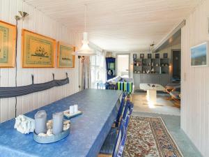 comedor con mesa azul y sala de estar en Holiday Home Rokil - all inclusive - 400m from the sea by Interhome, en Blåvand
