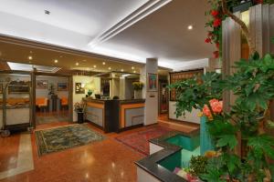 a large room with a kitchen and a living room at Hotel Niagara in Lignano Sabbiadoro