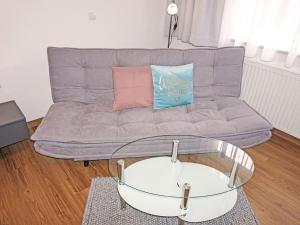 - un salon avec un canapé et une table en verre dans l'établissement Studio Ferienhaus Friedl-1 by Interhome, à Imst