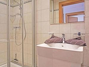 La salle de bains est pourvue d'un lavabo et d'une douche. dans l'établissement Studio Ferienhaus Friedl-1 by Interhome, à Imst