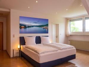 ein Schlafzimmer mit einem großen Gemälde über einem Bett in der Unterkunft Weingut / Gästehaus Gerlach in Ürzig