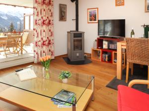 Televisyen dan/atau pusat hiburan di Apartment Les Combins apt- 23 by Interhome