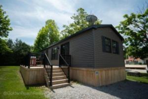 una pequeña casa con una escalera en un patio en 3 Bedroom Waterview Cottage 5B, en Roseneath