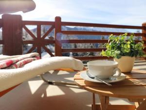 Balkoni atau teres di Apartment Les Combins apt- 23 by Interhome