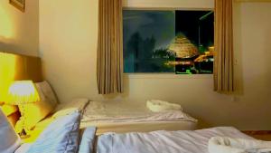 Кровать или кровати в номере Pyramids Express View Hotel