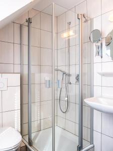 ein Bad mit einer Dusche und einem WC in der Unterkunft Weingut / Gästehaus Gerlach in Ürzig