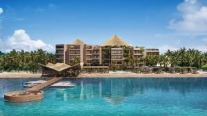 un resort con piscina e spiaggia di Almare, a Luxury Collection Adult All-Inclusive Resort, Isla Mujeres a Isla Mujeres