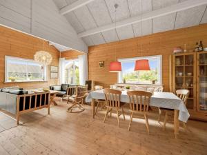 ein Esszimmer mit einem Tisch und Stühlen in der Unterkunft Holiday Home Oddger - all inclusive - 250m to the inlet by Interhome in Skjern