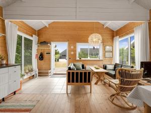 ein Wohnzimmer mit einem Sofa und einem Tisch in der Unterkunft Holiday Home Oddger - all inclusive - 250m to the inlet by Interhome in Skjern