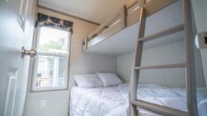 une chambre avec un lit superposé et une échelle dans l'établissement 2 Bedroom Waterfront Cottage Cedar Point Cres 4, à Campbellford 2 autres photos