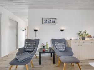 2 sillas y una mesa en la sala de estar en Holiday Home Westi - all inclusive - 650m to the inlet by Interhome, en Hemmet