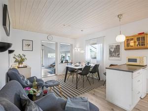 cocina y sala de estar con mesa y sillas en Holiday Home Westi - all inclusive - 650m to the inlet by Interhome, en Hemmet