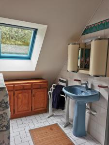 baño con lavabo azul y ventana en Chambres à la campagne chez l'habitant, en Boissy-sans-Avoir