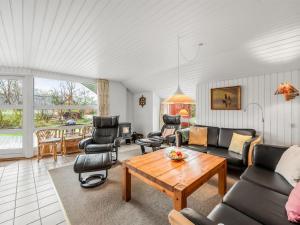 uma sala de estar com mobiliário e uma mesa em Holiday Home Franzine - all inclusive - 500m to the inlet by Interhome em Hemmet