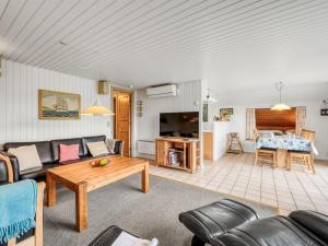 een woonkamer met een bank en een tafel bij Holiday Home Franzine - all inclusive - 500m to the inlet by Interhome in Hemmet