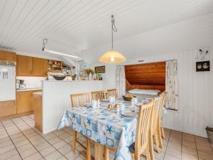 uma cozinha e sala de jantar com mesa e cadeiras em Holiday Home Franzine - all inclusive - 500m to the inlet by Interhome em Hemmet