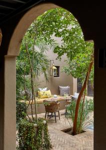 赫克托斯普雷特的住宿－Ukuthula House，花园内带桌椅的拱门